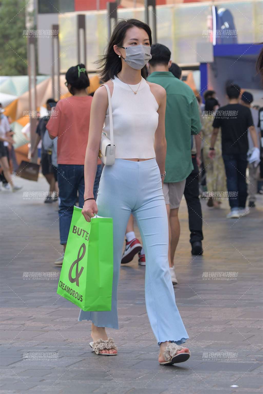 图片[1]-蓝色阔腿裤-街拍流行馆