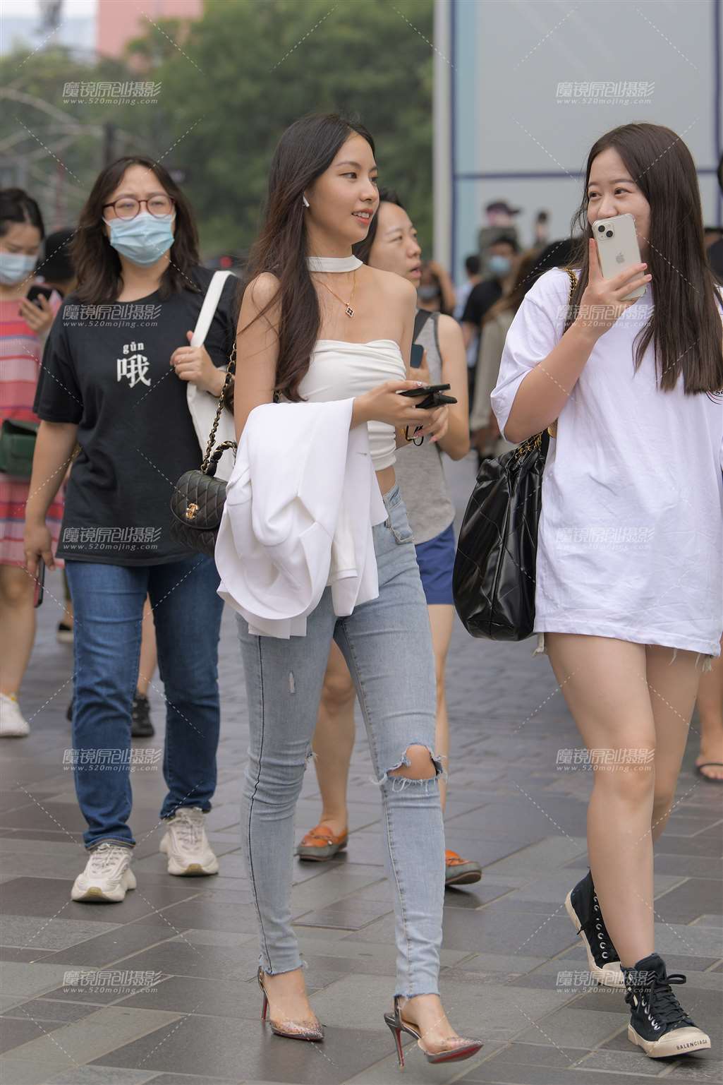 图片[3]-抹胸紧牛-街拍流行馆