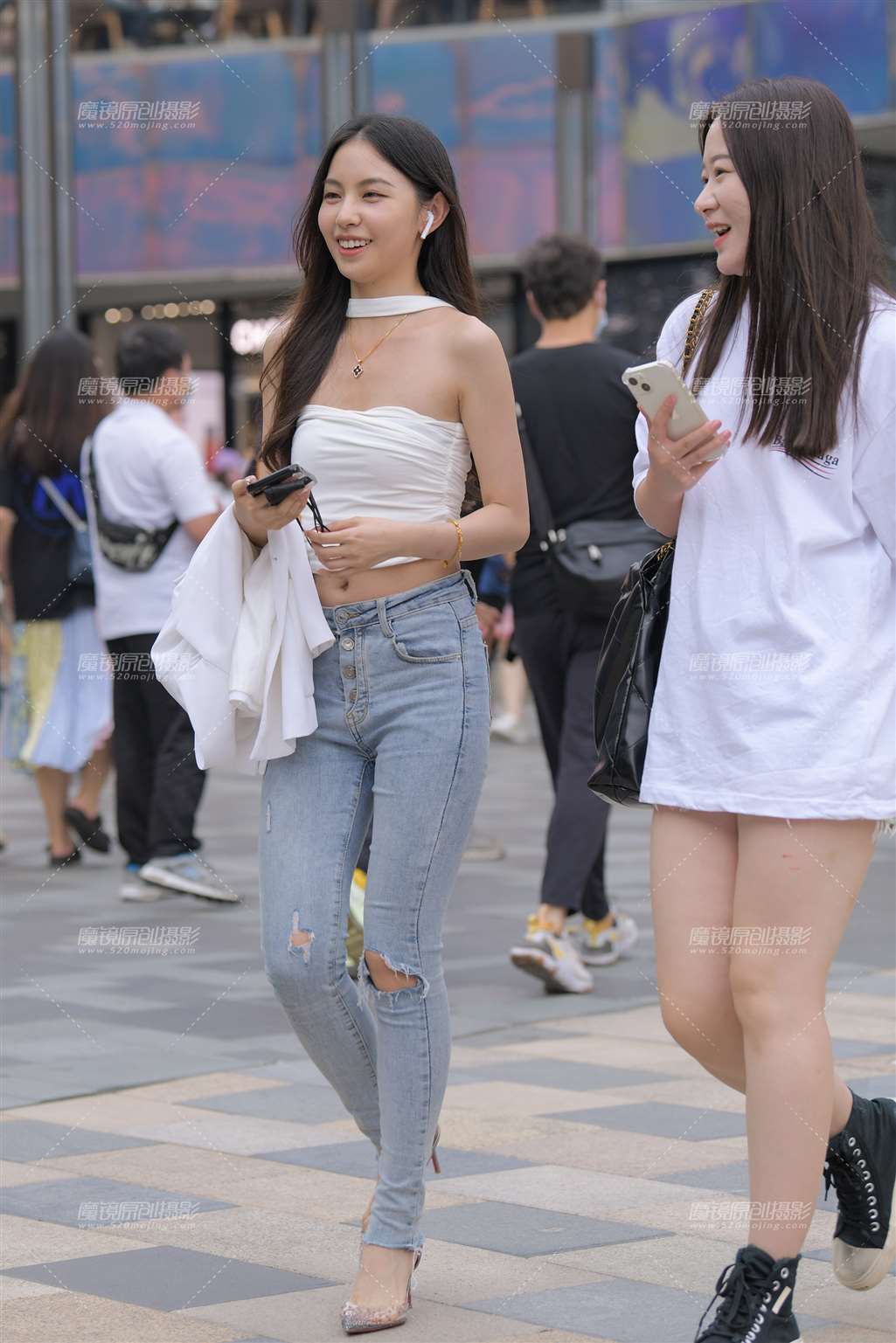 图片[1]-抹胸紧牛-街拍流行馆
