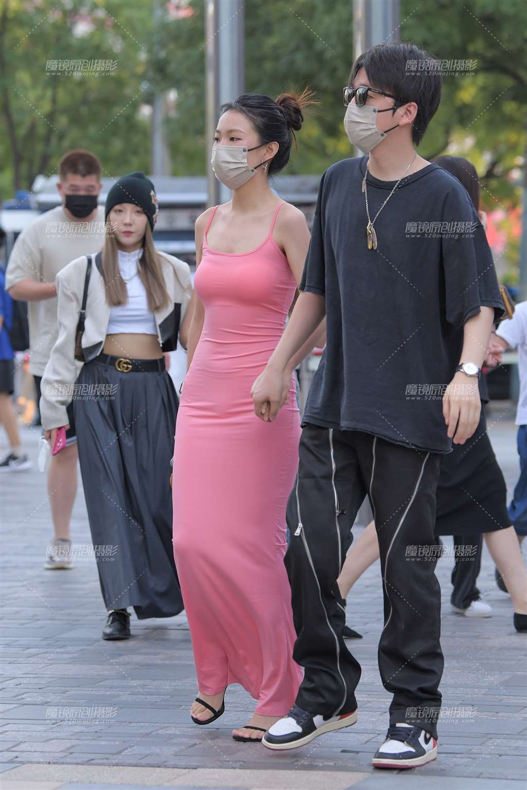 图片[1]-粉色长裙美女-街拍流行馆