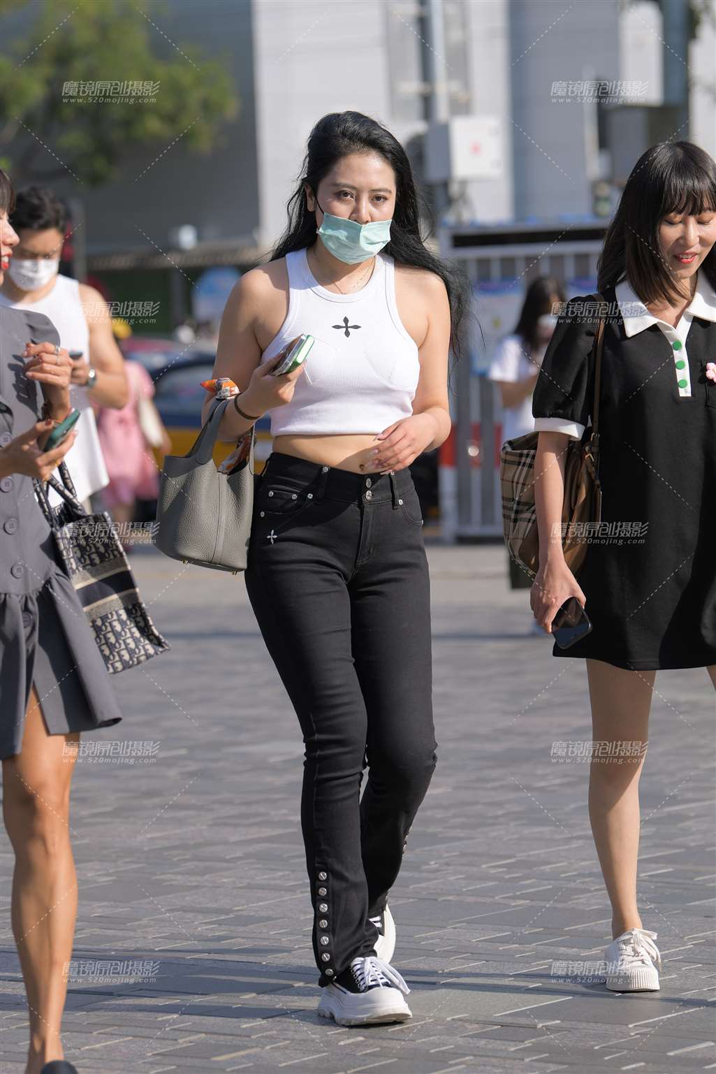 图片[1]-丰腴的黑色牛仔裤-街拍流行馆