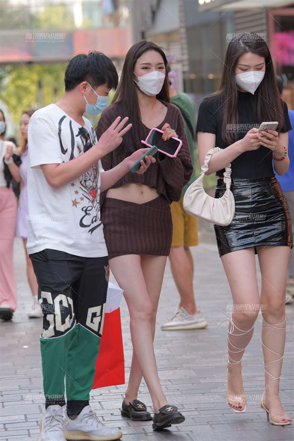 图片[5]-两个美女，你喜欢哪个？-街拍流行馆