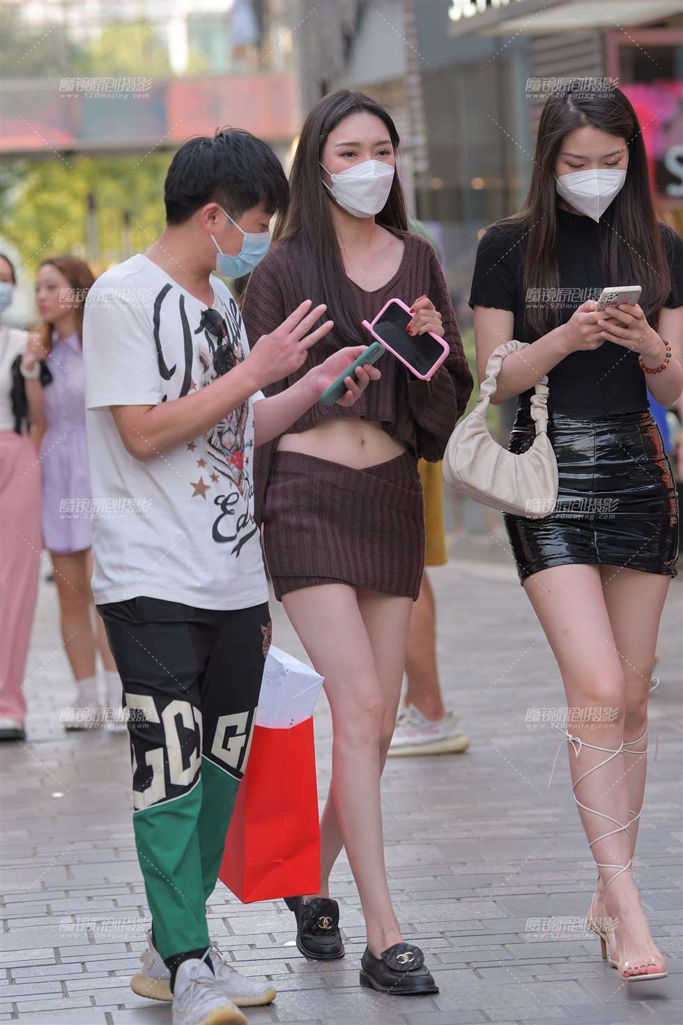 图片[1]-两个美女，你喜欢哪个？-街拍流行馆
