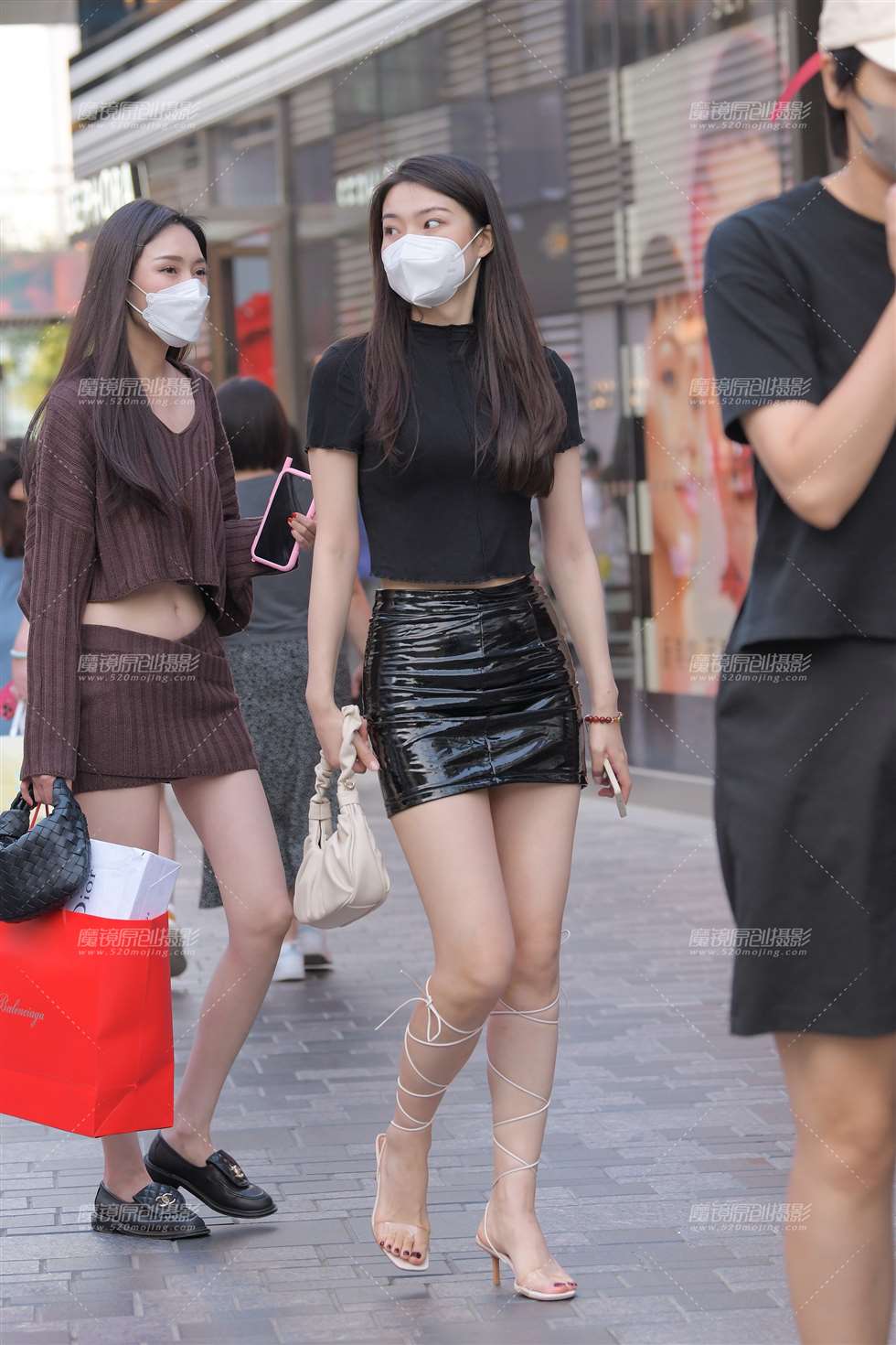 图片[2]-两个美女，你喜欢哪个？-街拍流行馆