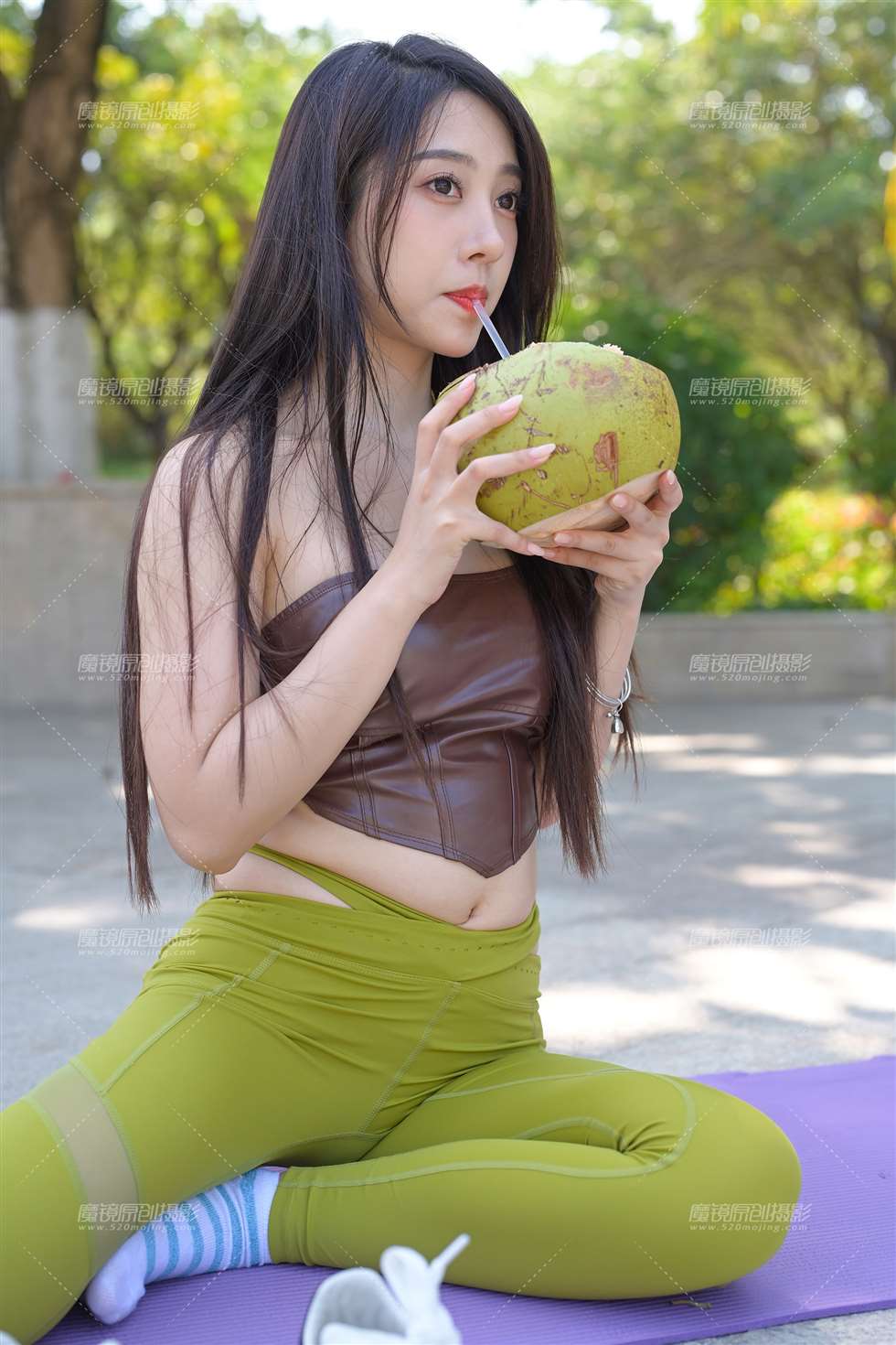 图片[3]-绿色瑜伽美女-街拍流行馆