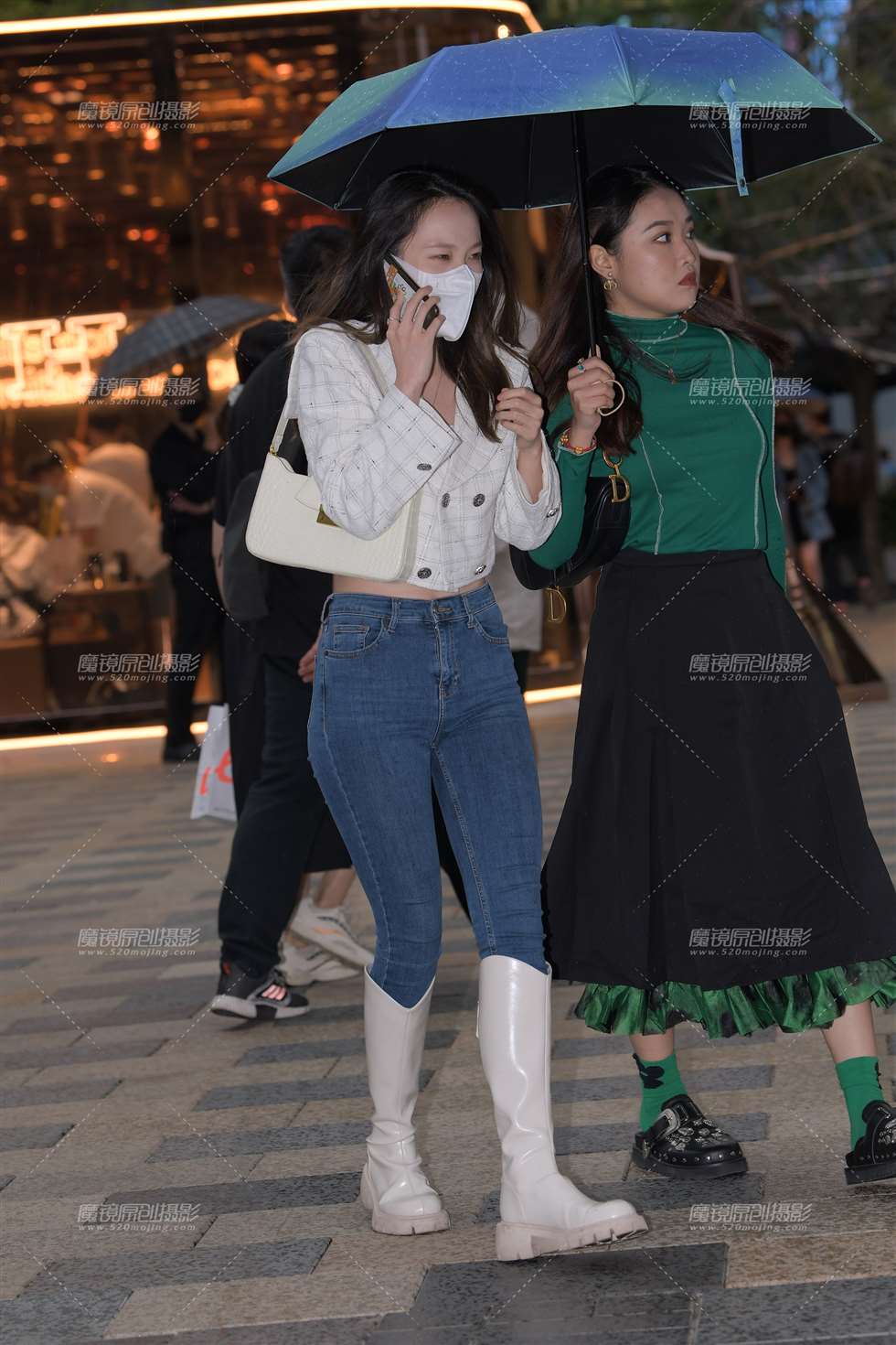 图片[3]-蓝色牛仔裤美女-街拍流行馆