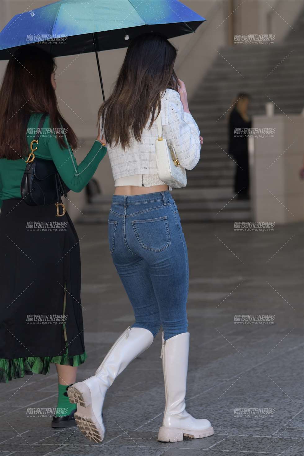 图片[1]-蓝色牛仔裤美女-街拍流行馆