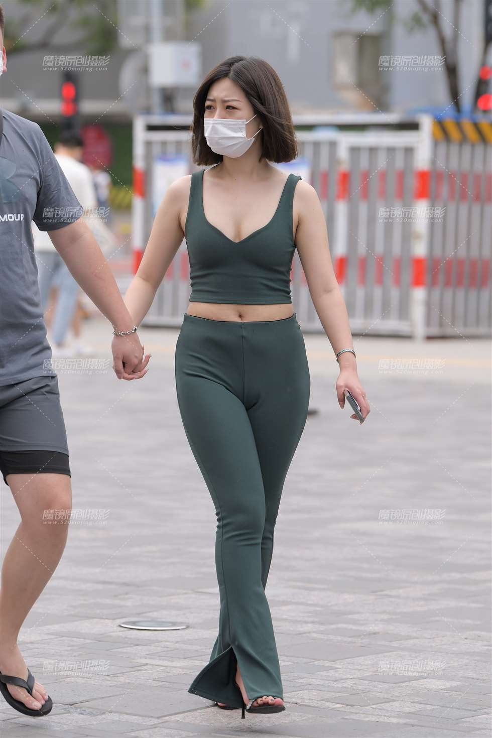 图片[1]-绿裤-街拍流行馆
