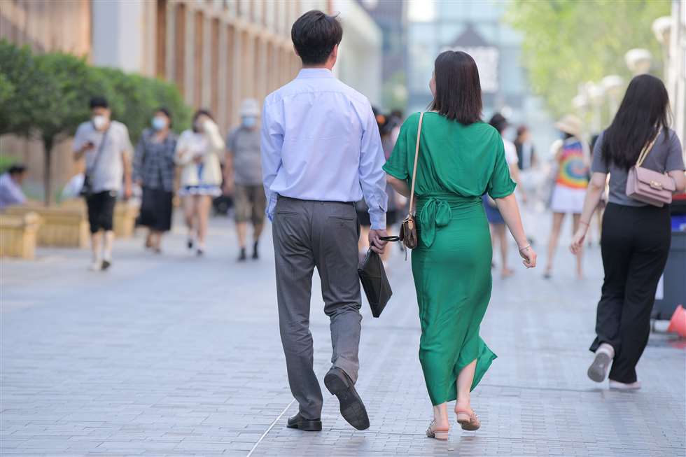 图片[3]-背影-丰腴绿裙-街拍流行馆