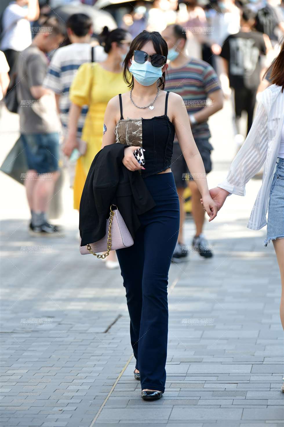 图片[1]-白皙蓝裤美女-街拍流行馆