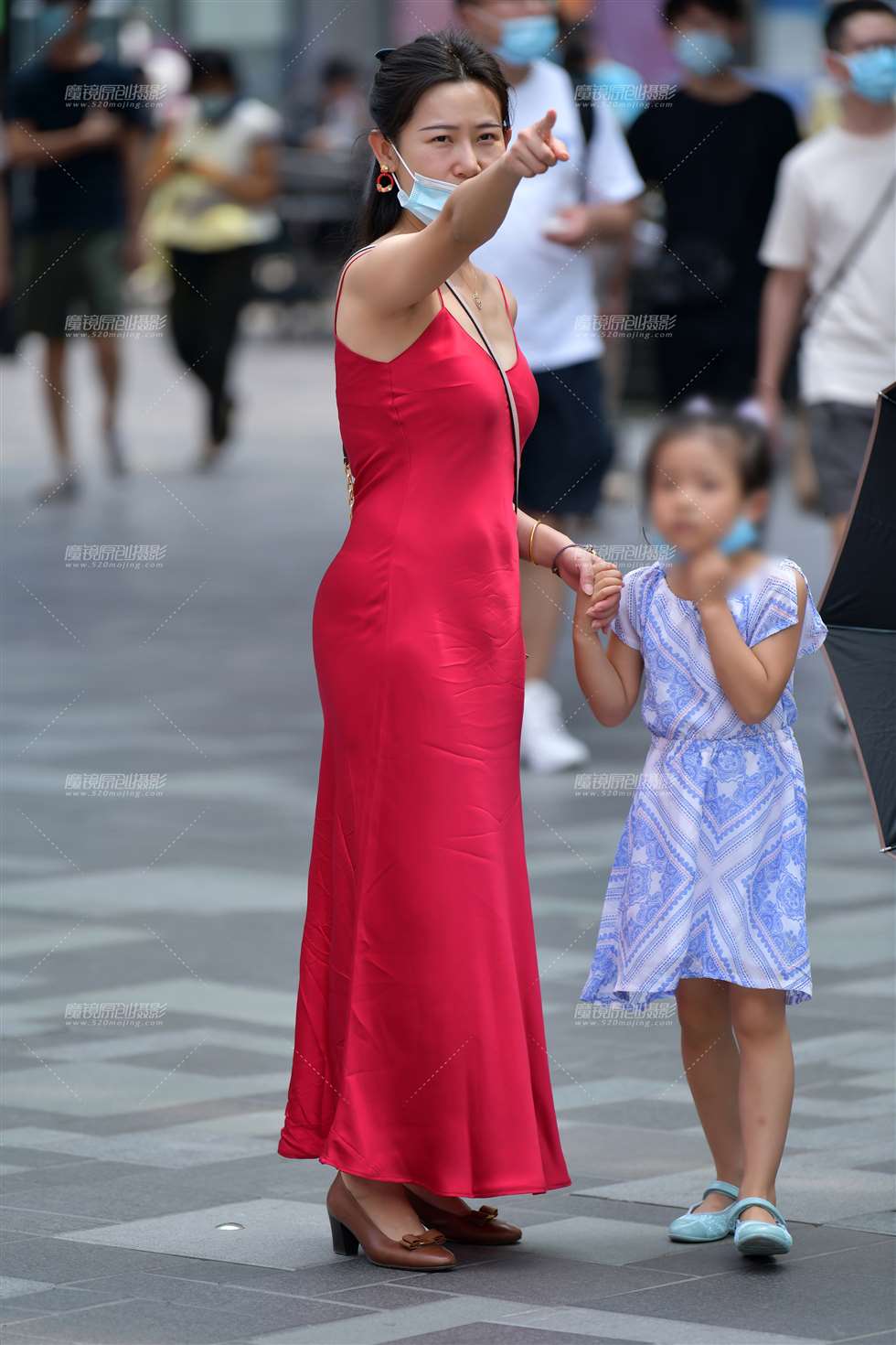图片[1]-摇曳红裙美女-街拍流行馆