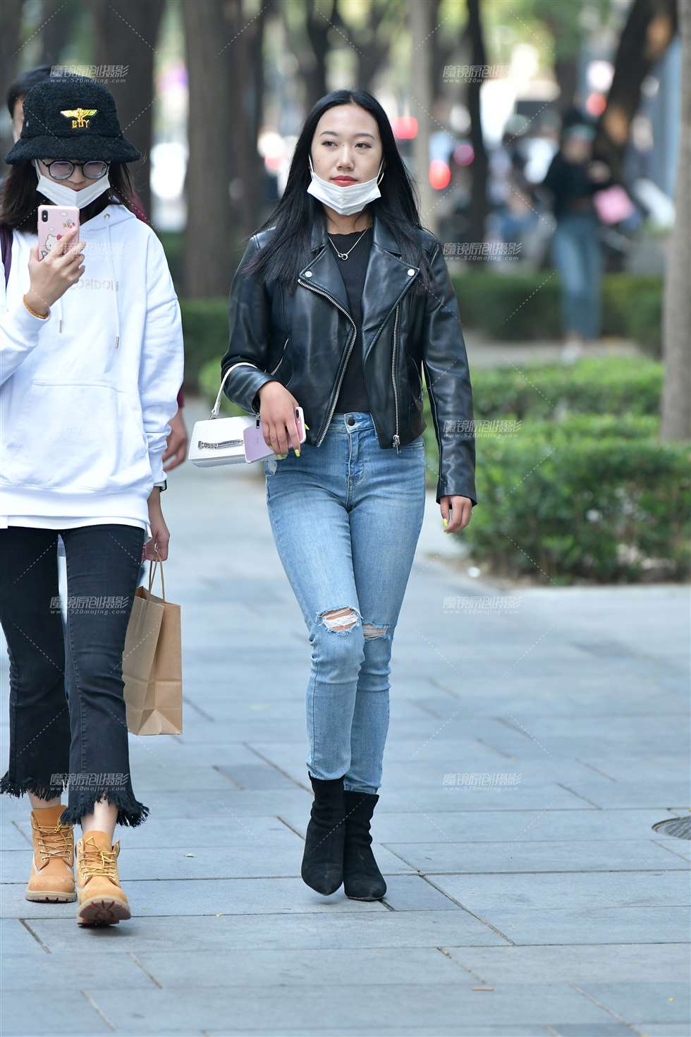 图片[1]-高挑牛仔裤美女-街拍流行馆