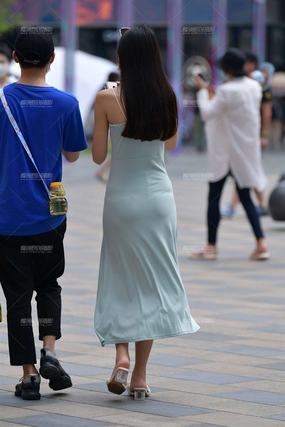 图片[2]-飘逸长裙美女-街拍流行馆