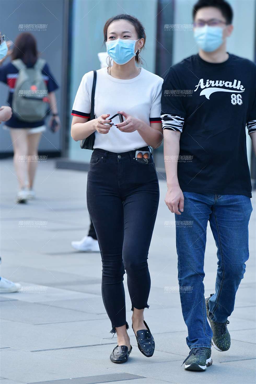 图片[1]-开心牛仔紧身美女-街拍流行馆