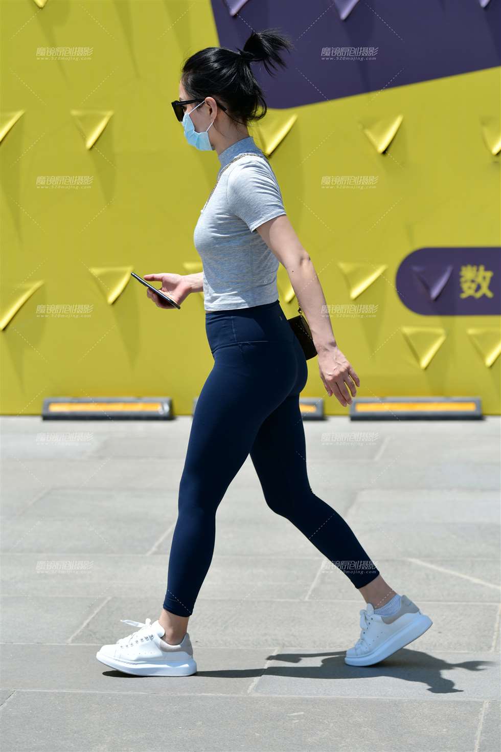 图片[1]-美丽瑜伽裤美女-街拍流行馆