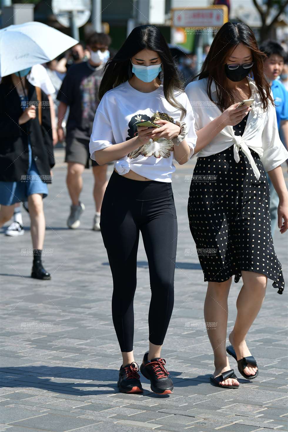 图片[1]-长发紧身裤美女-街拍流行馆