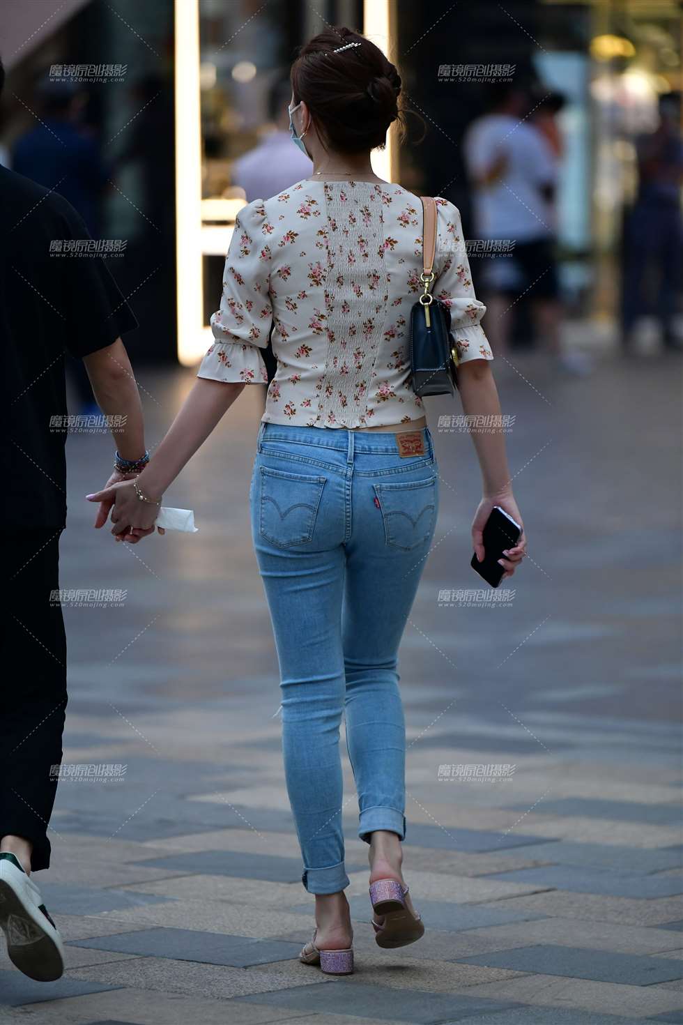 图片[2]-气质牛仔裤美女-街拍流行馆