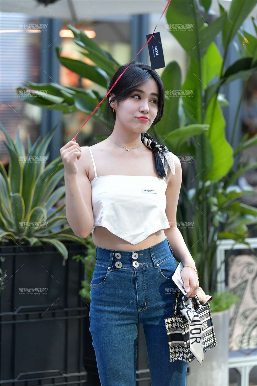 图片[1]-漂亮牛仔裤美女-街拍流行馆