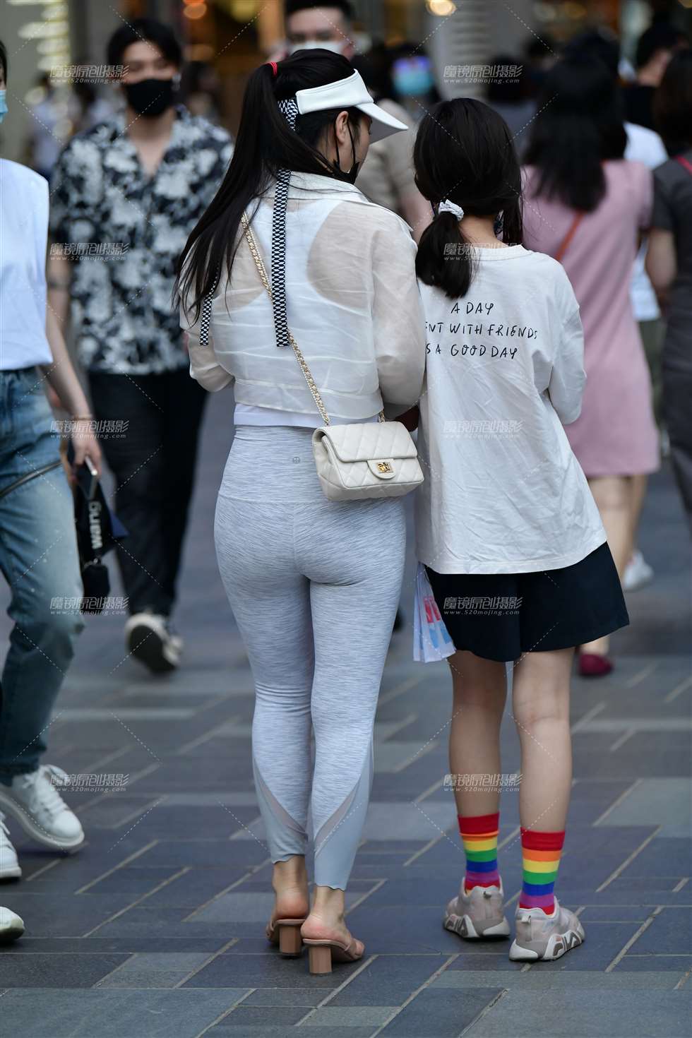图片[2]-漫步瑜伽裤美女-街拍流行馆