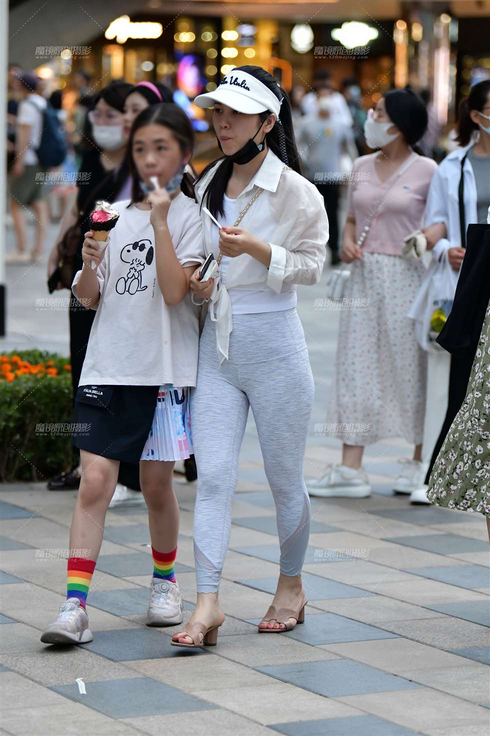 图片[3]-漫步瑜伽裤美女-街拍流行馆
