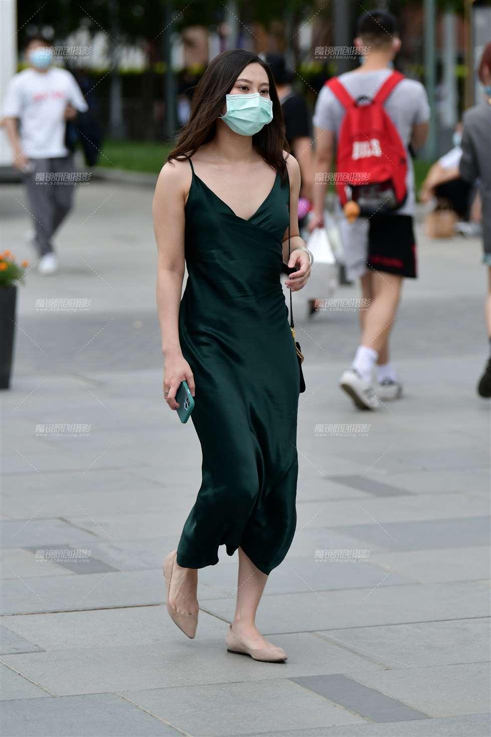 图片[1]-漫步长裙美女-街拍流行馆