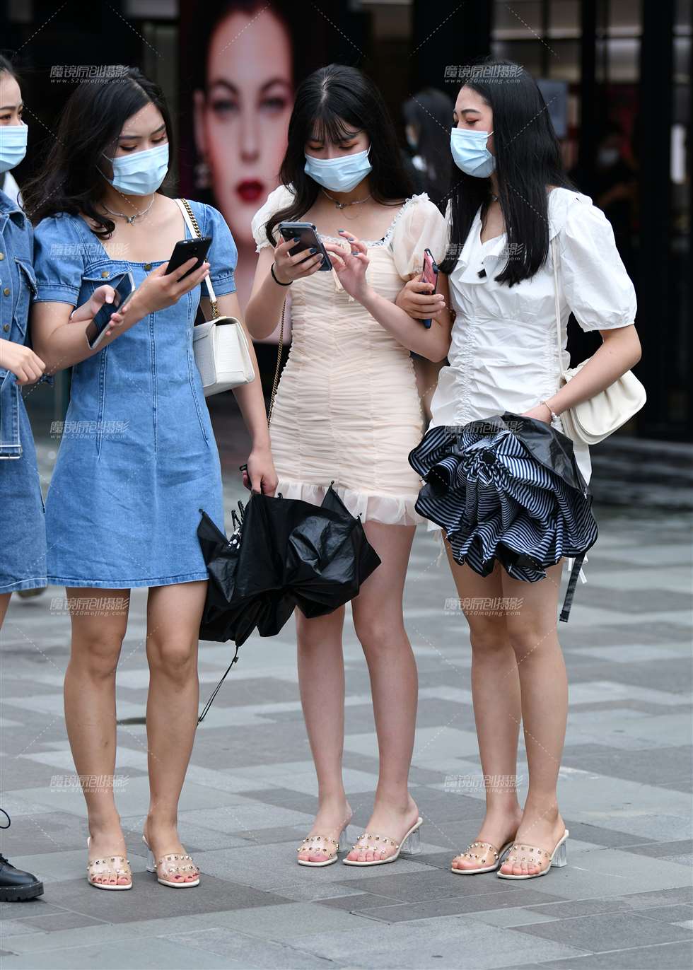 图片[3]-白皙短裙美女-街拍流行馆