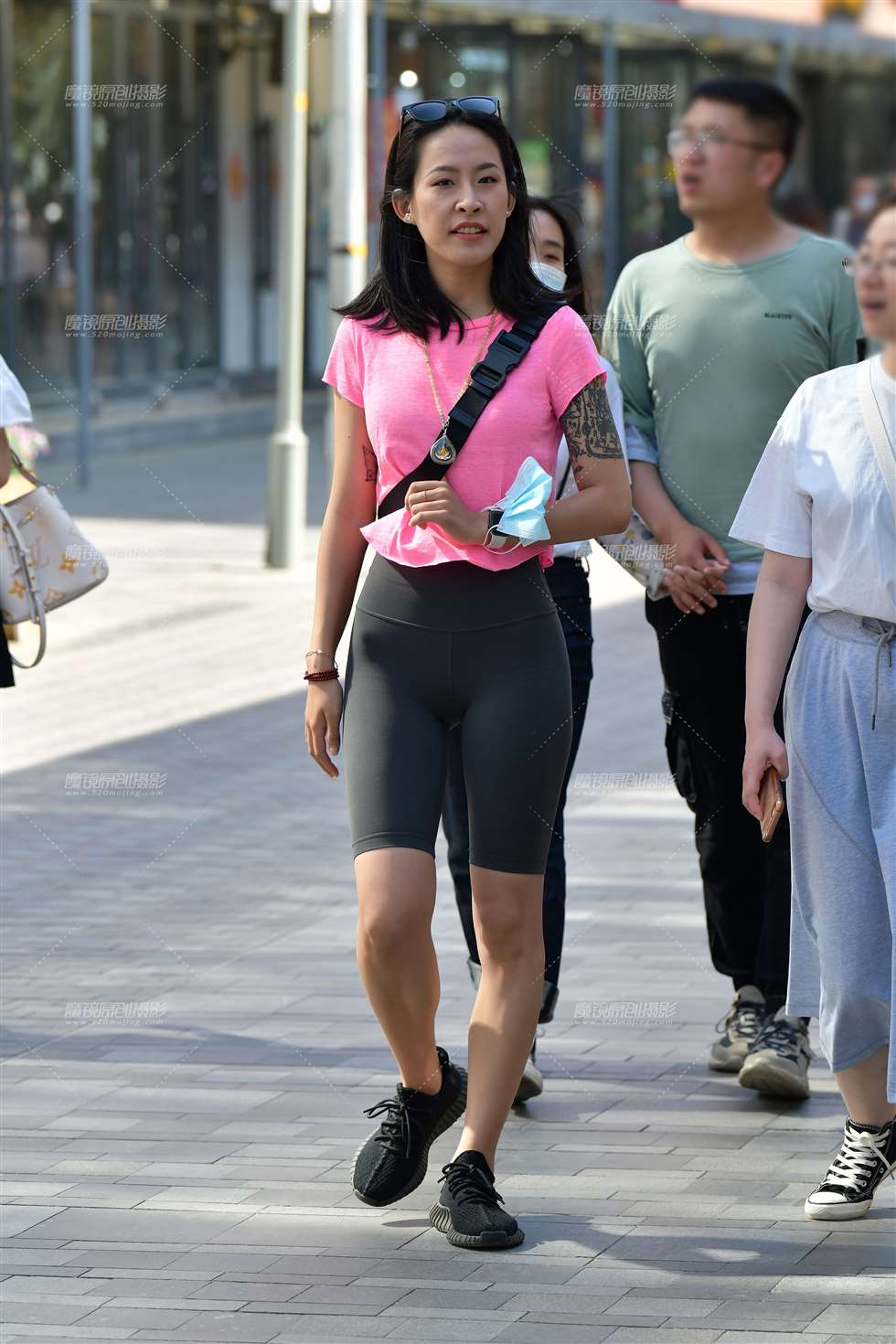 图片[1]-一路欢笑紧身裤美女-街拍流行馆