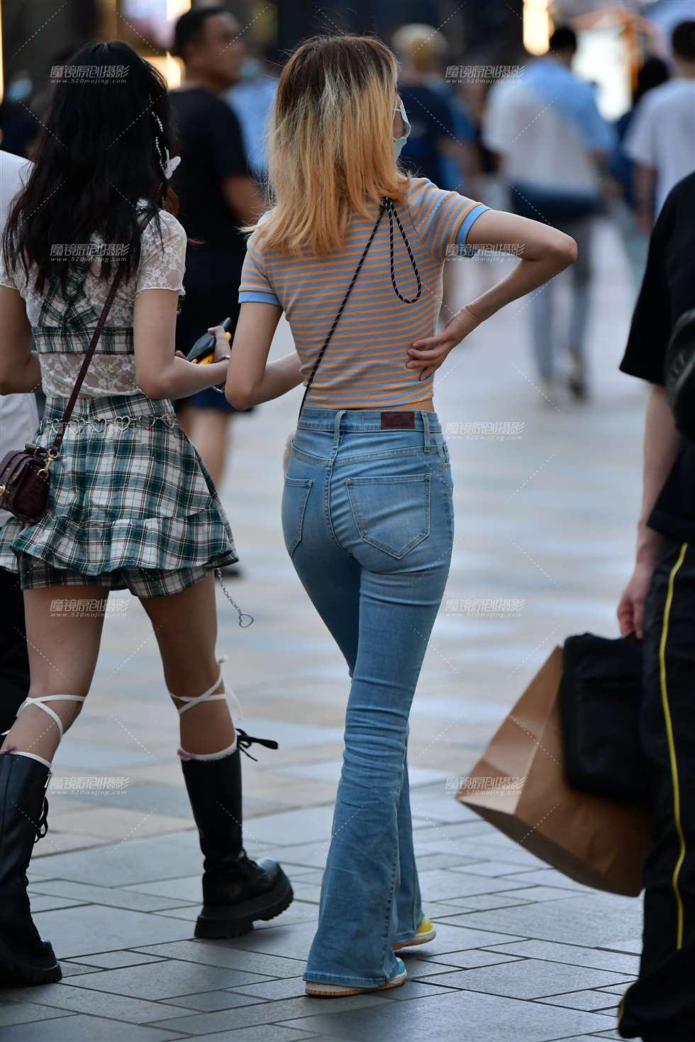 图片[2]-傍晚牛仔裤美女-街拍流行馆