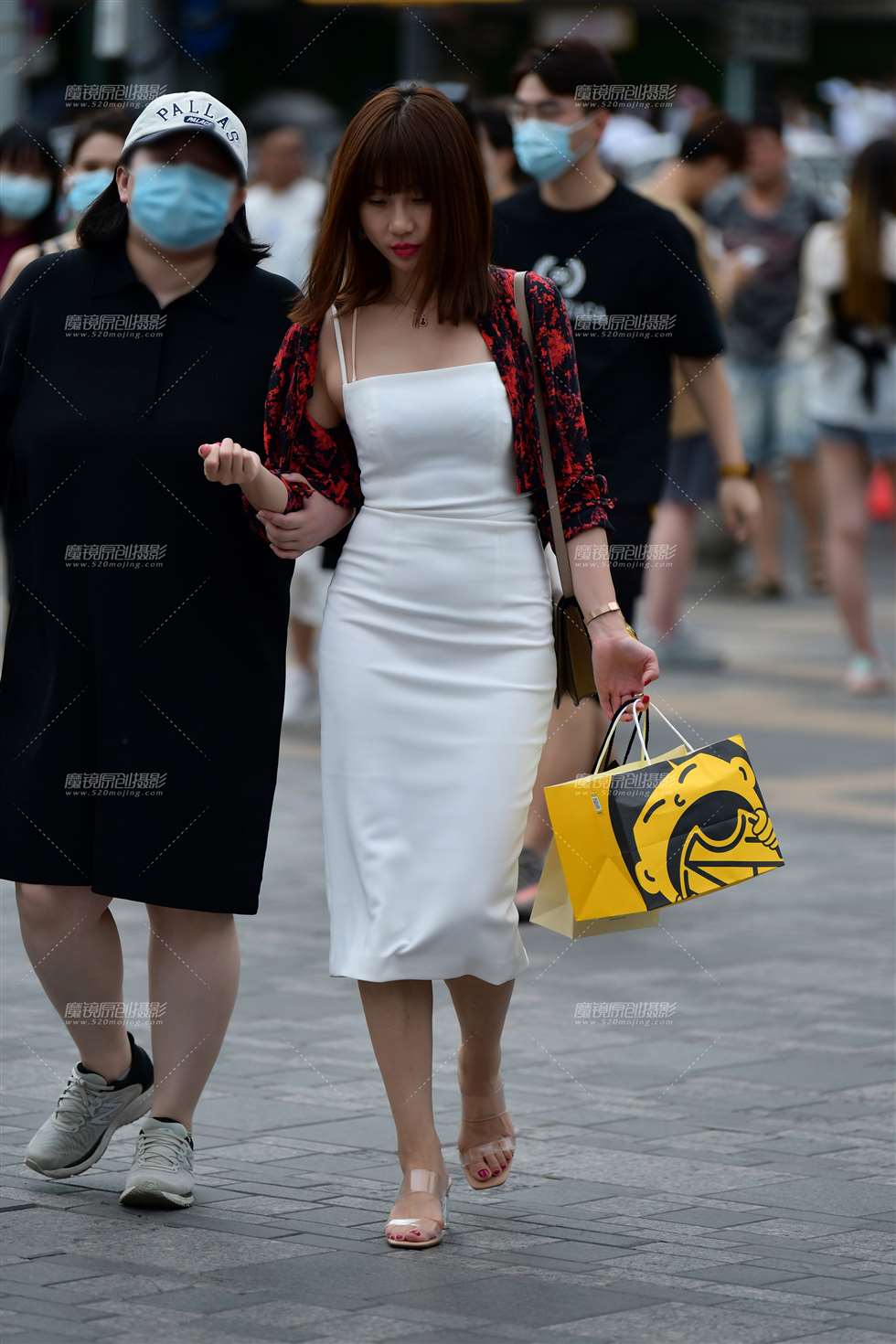 图片[1]-腼腆白裙美女-街拍流行馆