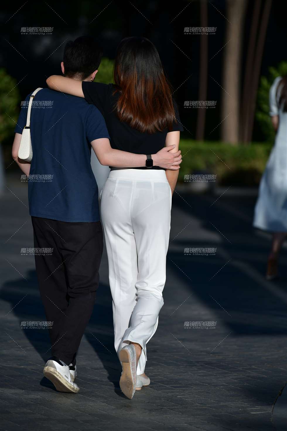 图片[2]-开朗白裤美女-街拍流行馆