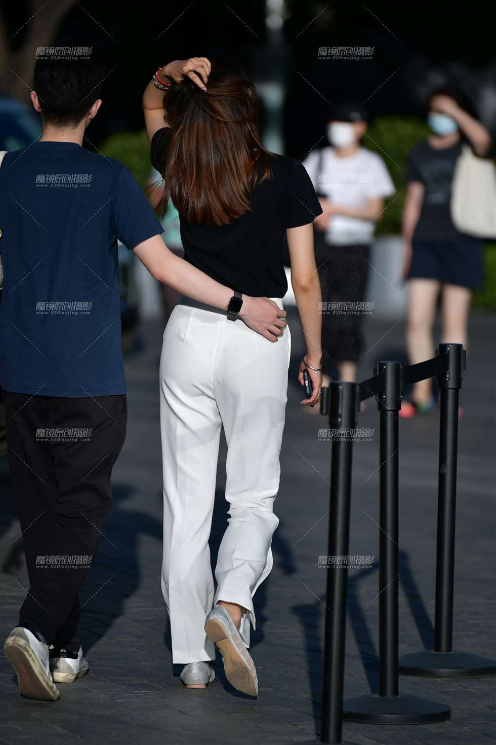 图片[5]-开朗白裤美女-街拍流行馆