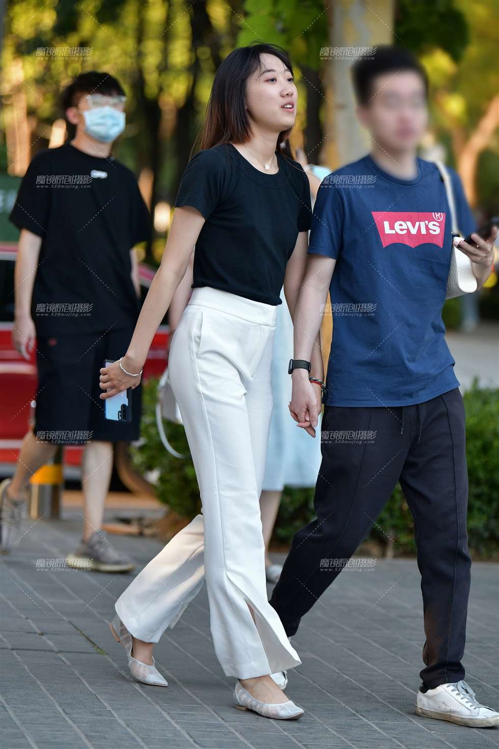图片[1]-开朗白裤美女-街拍流行馆