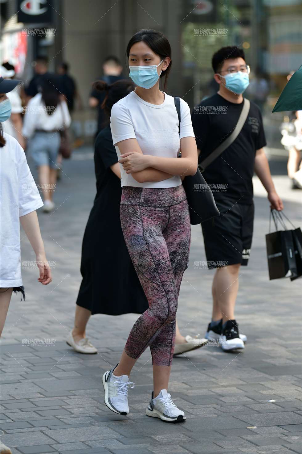 图片[1]-漫步紧身裤美女-街拍流行馆