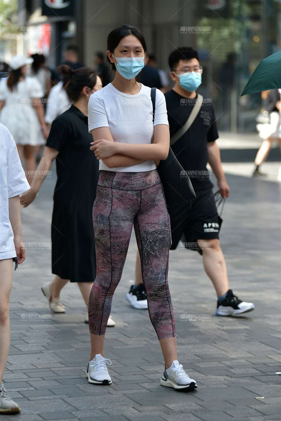 图片[3]-漫步紧身裤美女-街拍流行馆