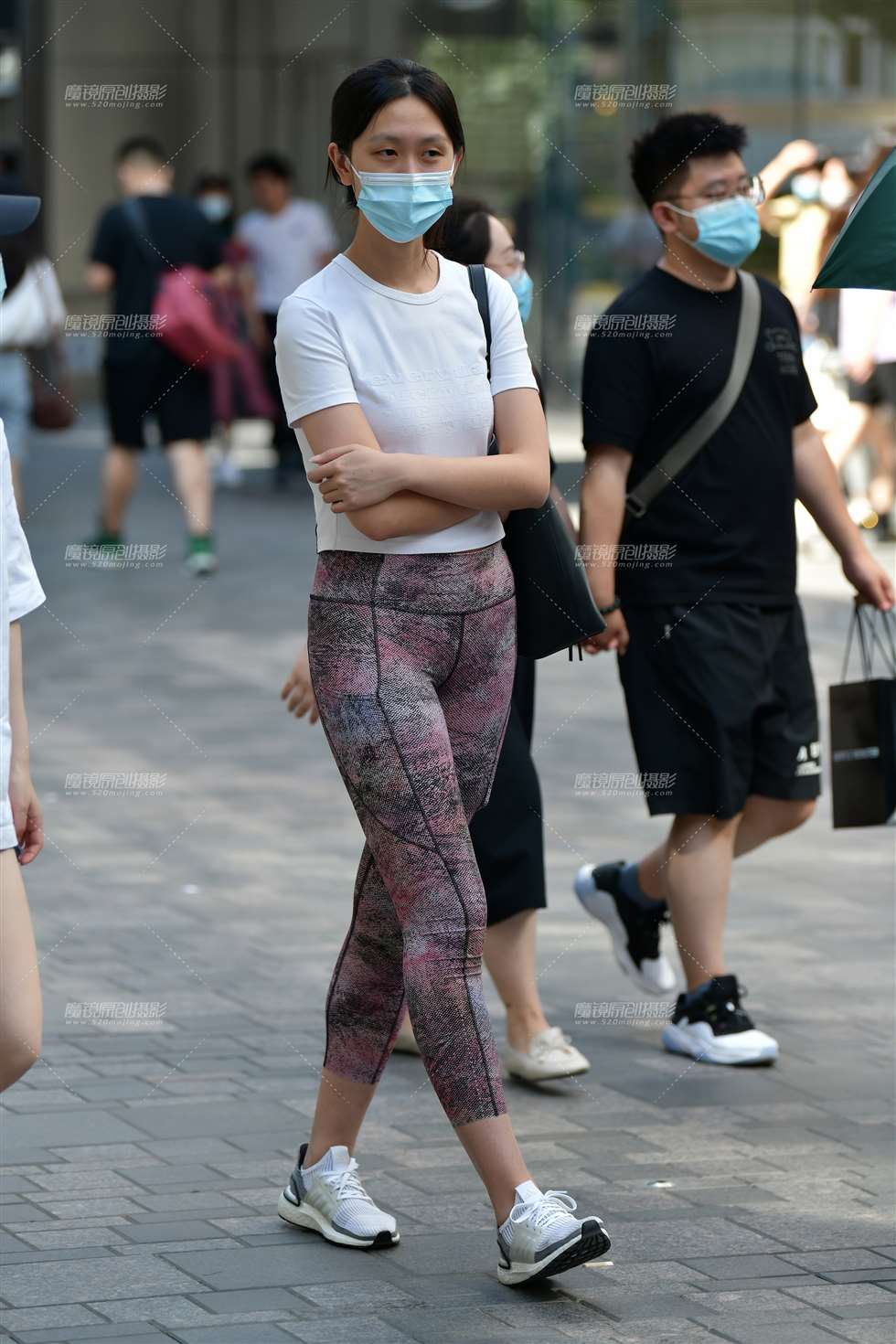 图片[4]-漫步紧身裤美女-街拍流行馆