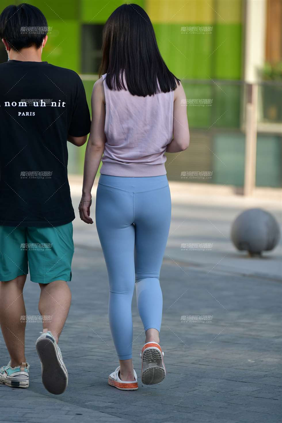 图片[2]-浅色紧身裤小美女-街拍流行馆