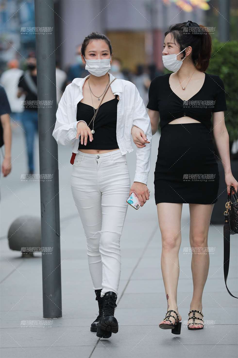 图片[1]-【玻璃街拍】闺蜜-街拍流行馆