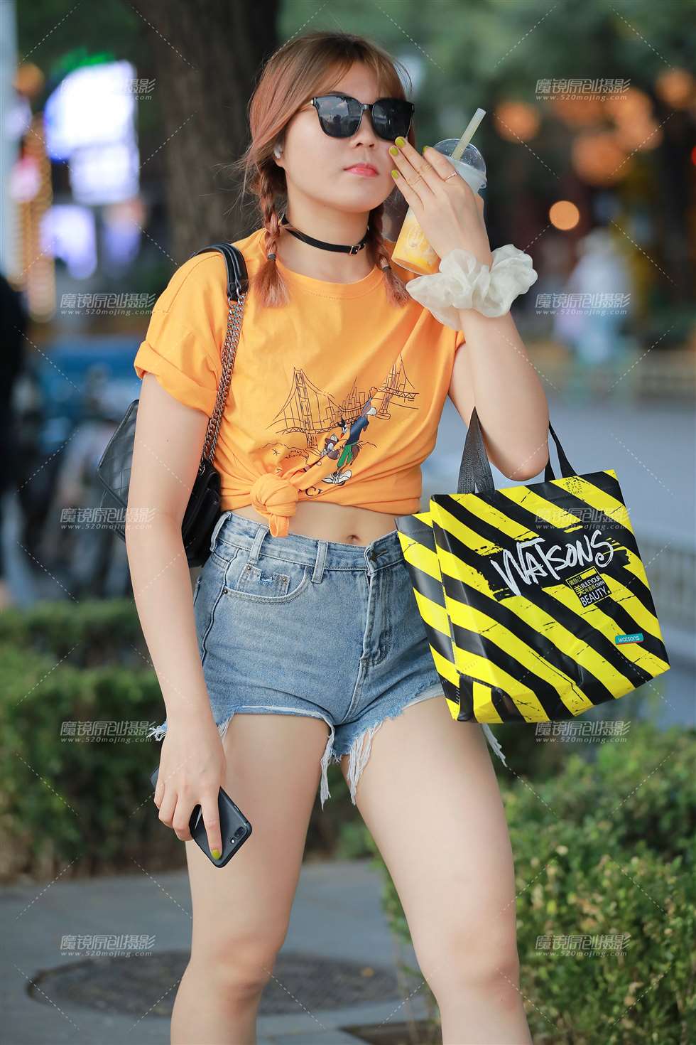 图片[1]-[玻璃街拍】热裤小妹-街拍流行馆