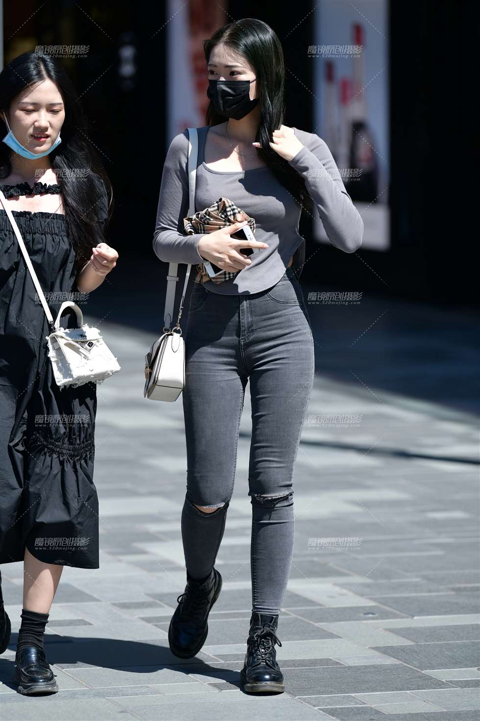 图片[1]-聊天逛街牛仔裤美女-街拍流行馆