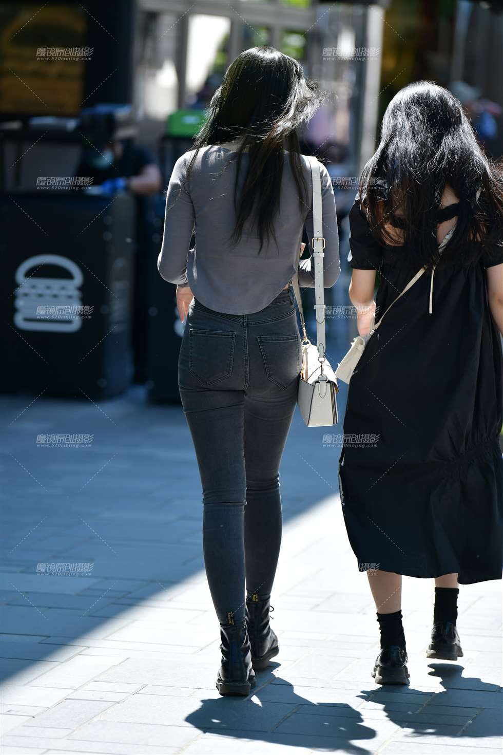 图片[2]-聊天逛街牛仔裤美女-街拍流行馆