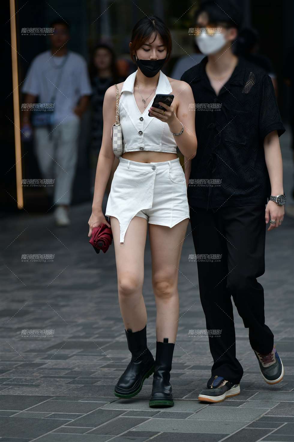 图片[1]-白皙热裤美女-街拍流行馆