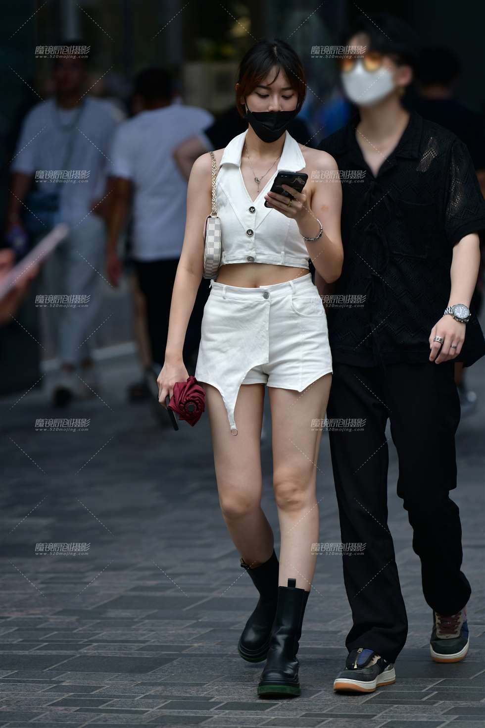 图片[3]-白皙热裤美女-街拍流行馆