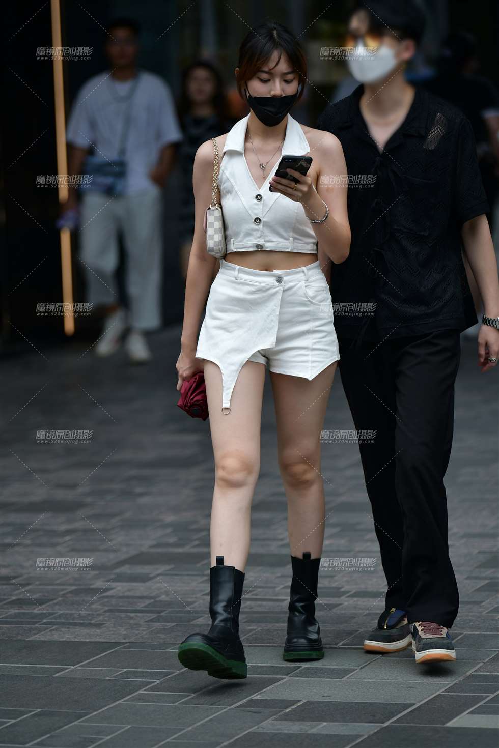 图片[4]-白皙热裤美女-街拍流行馆