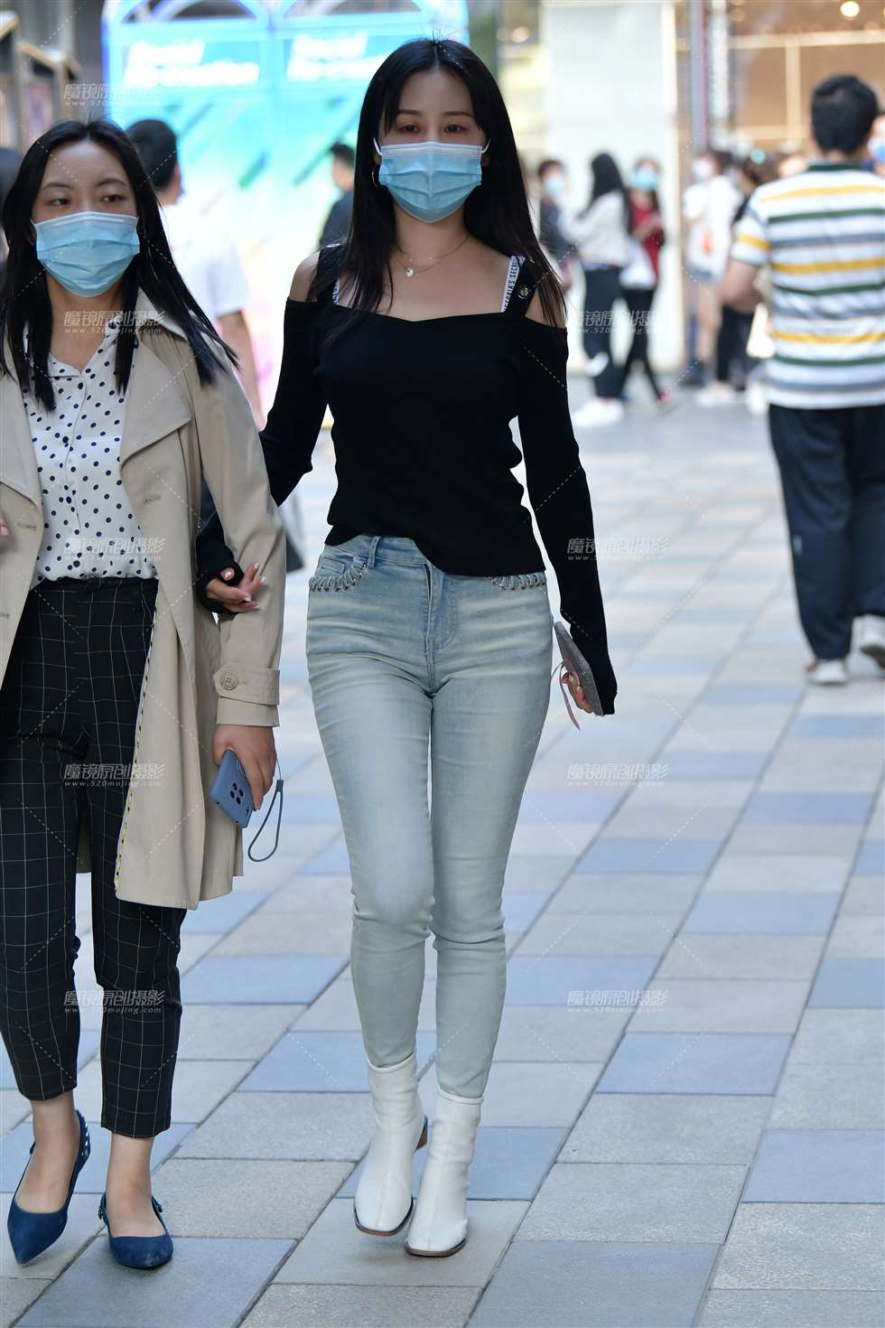 图片[1]-款款而来牛仔裤美女-街拍流行馆