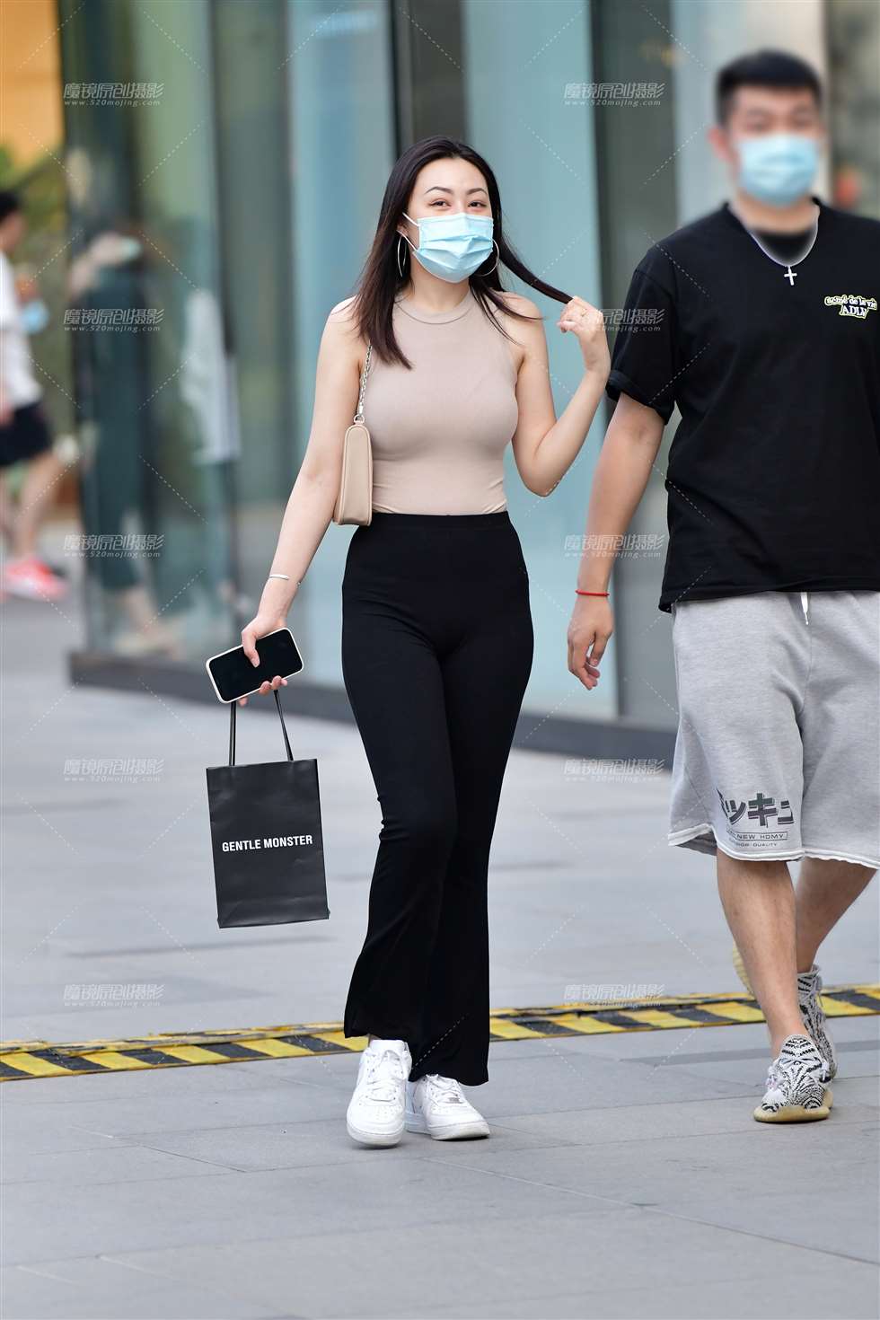 图片[5]-身材完美黑裤美女-街拍流行馆