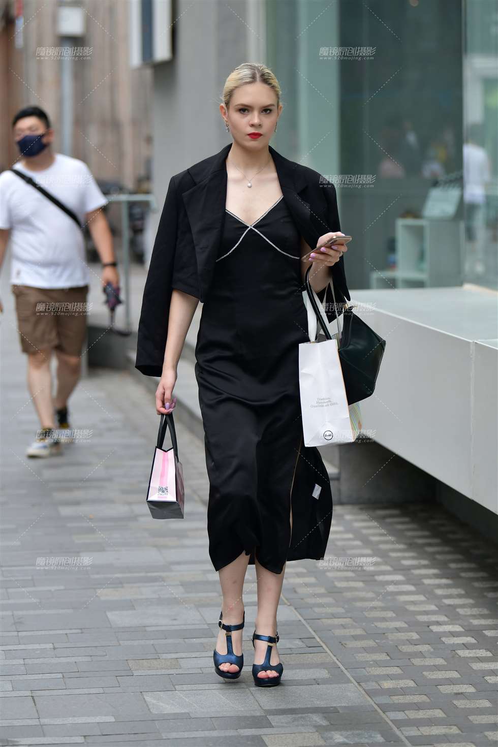 图片[1]-金发气质高挑美女-街拍流行馆