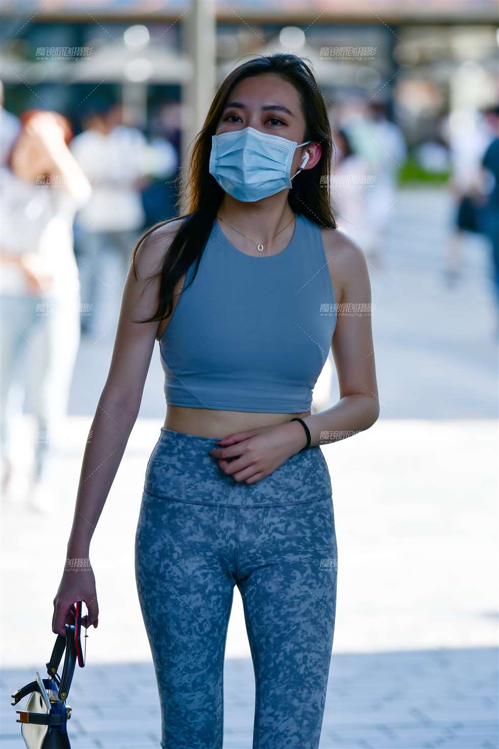 图片[1]-花色紧身裤美女-街拍流行馆