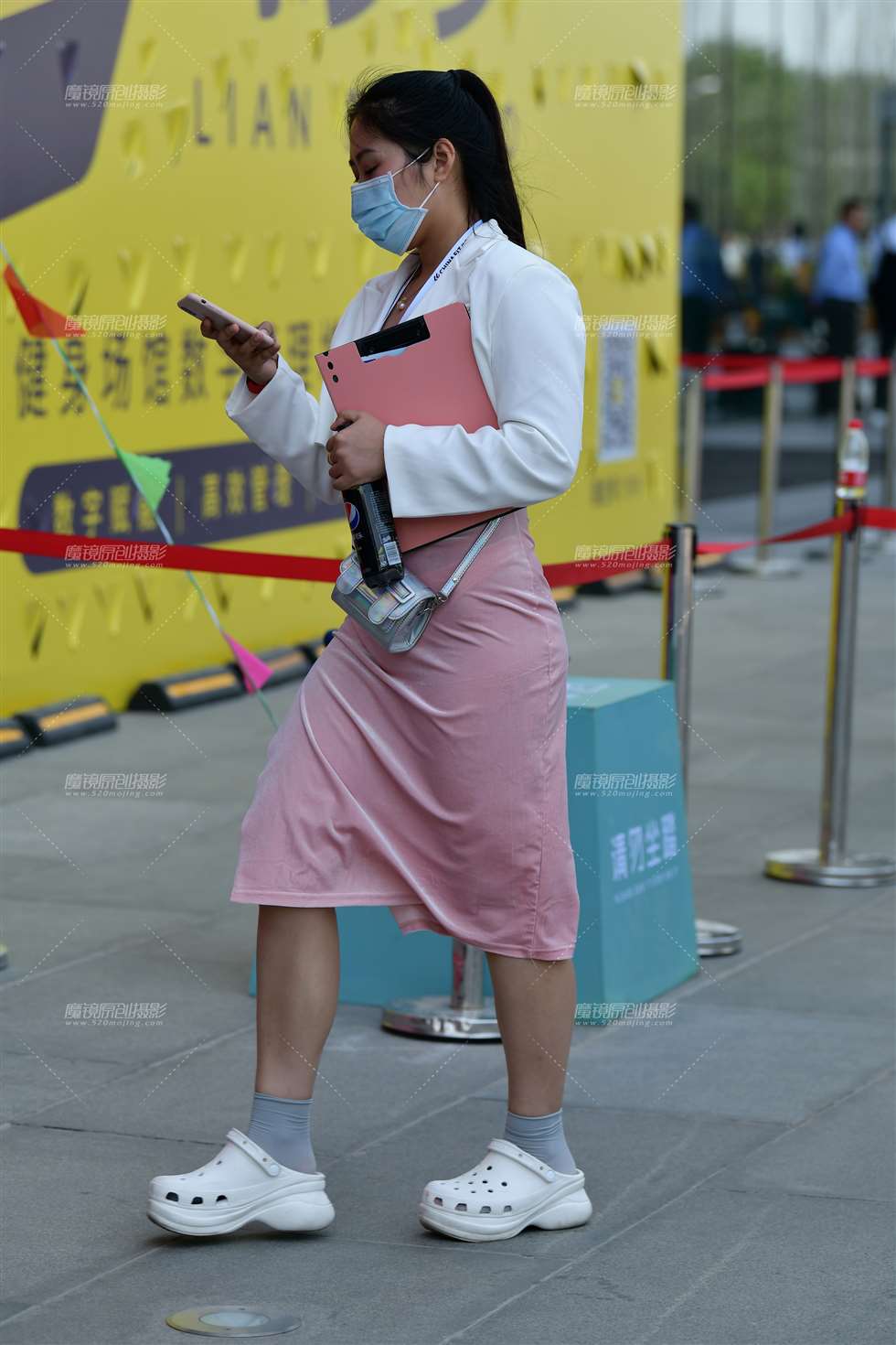 图片[1]-午休的长裙美女-街拍流行馆
