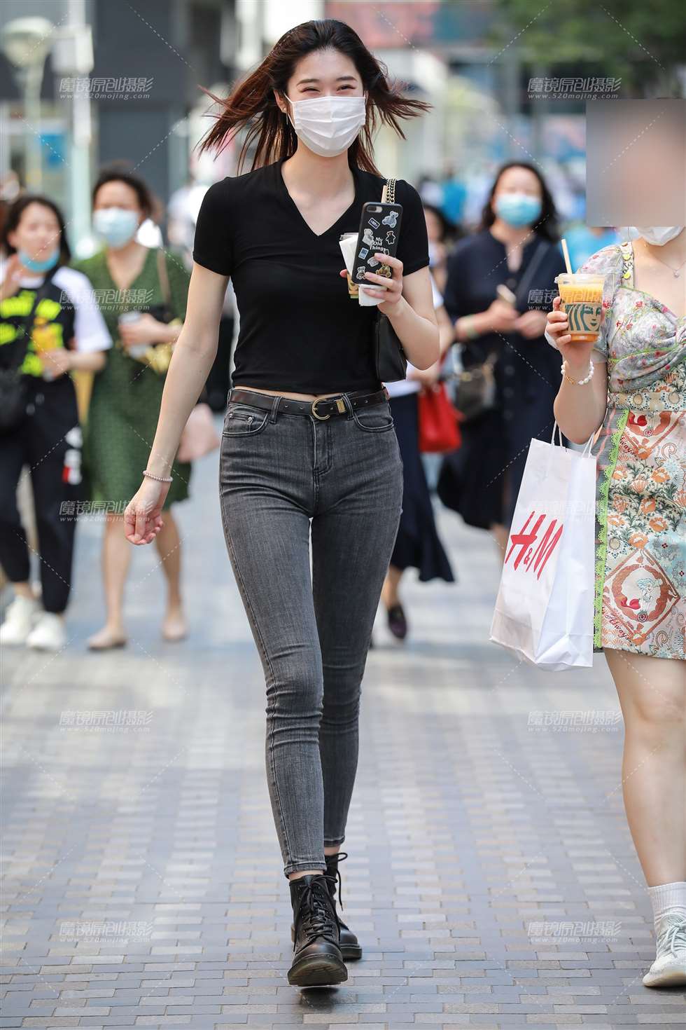 图片[1]-【玻璃街拍】高挑牛仔裤小姐姐-街拍流行馆