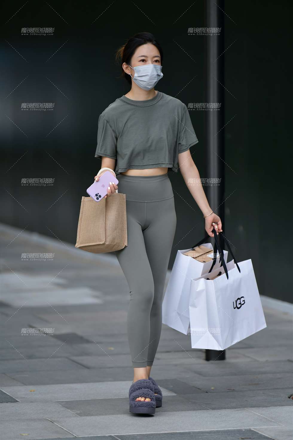 图片[1]-独自购物紧身裤美女-街拍流行馆